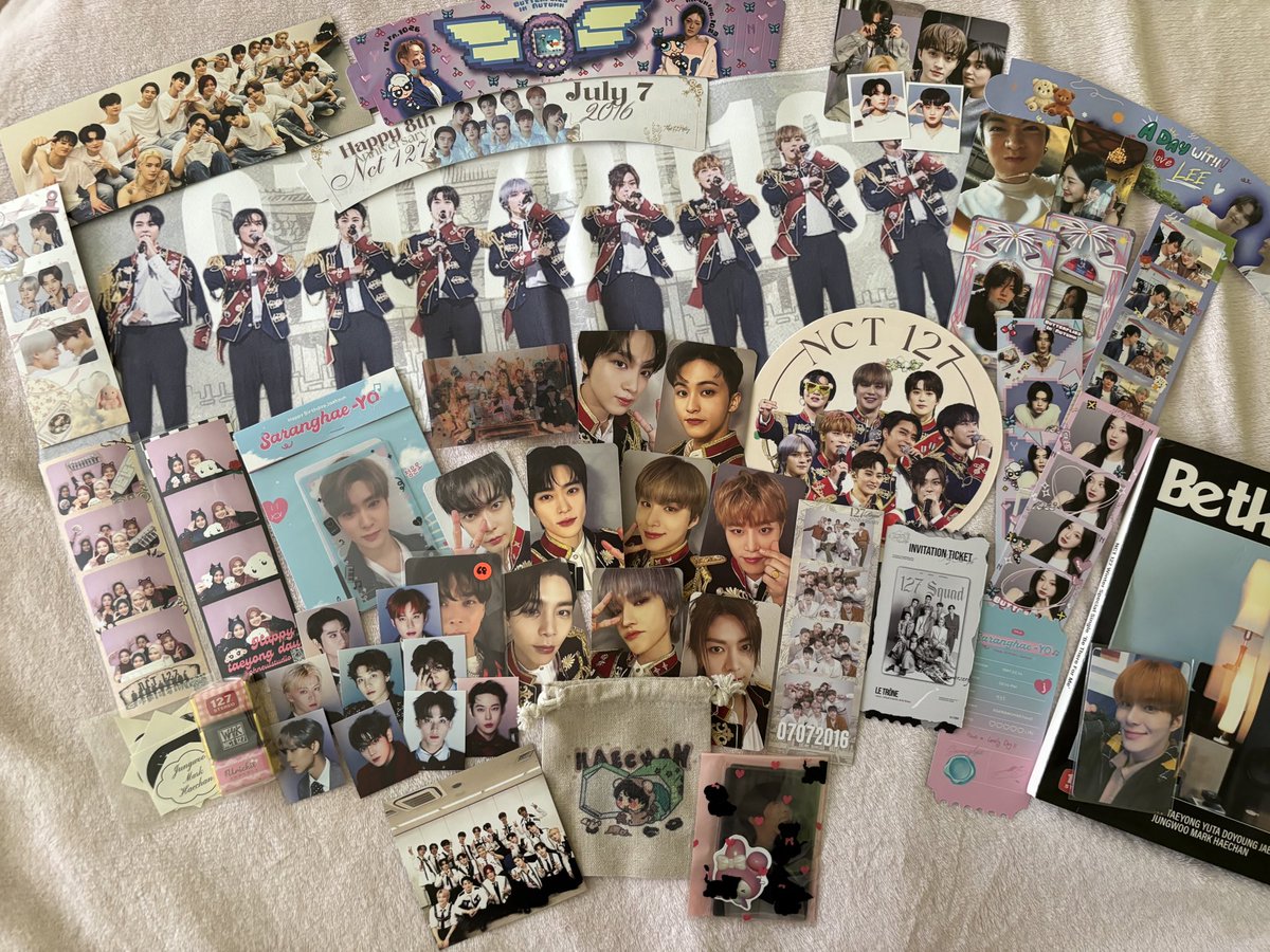 littledalgi_'s tweet photo. these are all what i received (&amp; bought) from #royal127day event yesterday, big big thank to each and every one of you that took time to make these precious freebies. i love them all so much! nice meeting everyone &amp; hope to see everyone again soon (my fansign illichil ke kan) https://t.co/AzjcaalLke
