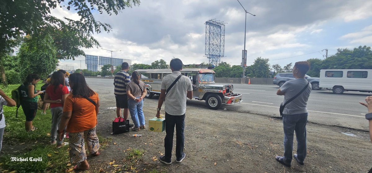 lordsatanaku's tweet photo. Flat tire. What a blessing this is. https://t.co/iDKNIXG1rZ