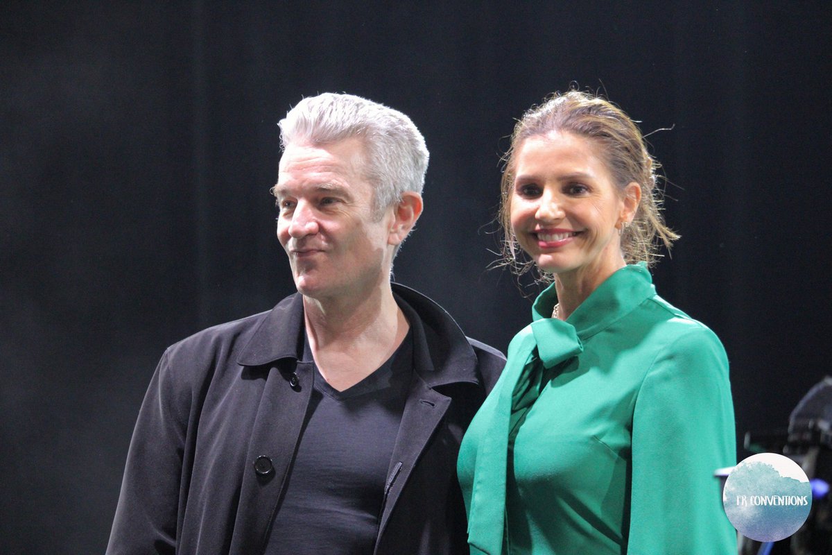 jamie_marsters's tweet photo. Pics of the Day: James Marsters &amp; Charisma Carpenter posing prettily for the cameras at @ParisFanFest last year 

@JamesMarstersOf #JamesMarsters @AllCharisma #CharismaCarpenter #ParisFanFest @FrConventions #PosingPretty #KindaTheirDefault #OnAccountOfThePretty #PRETTY https://t.co/0q3vC1SjiA