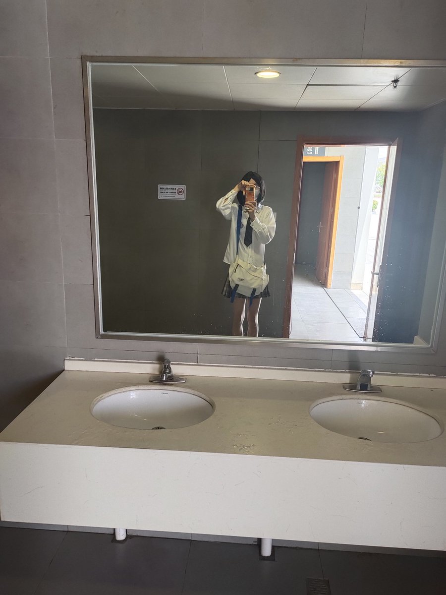 第一次女装坐高铁好在是有惊无险就是这天太热了！！！ #人妖 #野外露出 #足交 #丝袜控 #美腿 #女装娘 #伪娘  #丝袜控 #露出奴 #高跟丝袜 #字母圈 #CD  #露出 #母狗 #人妖母狗 #羞耻露出  #羞辱  #露出任务 #贱狗 #肉便器 #人妖性奴 #头套 #自缚 #女装 #女装母狗 #贞操锁 #肛塞