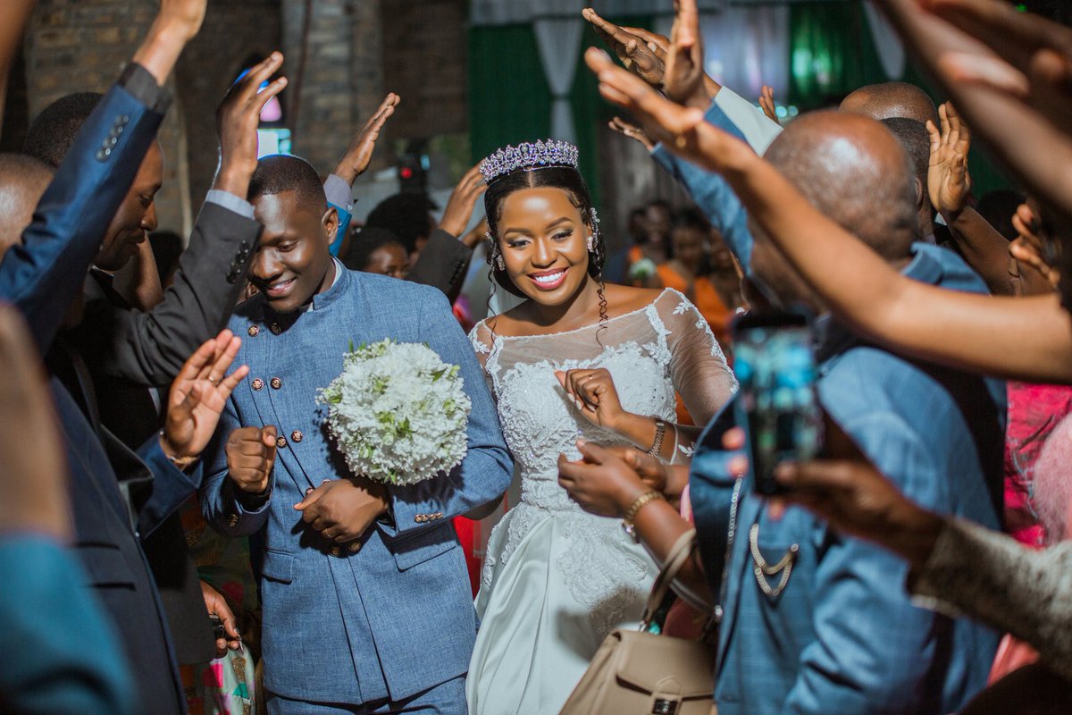 CyrusMulwana's tweet image. Adoring the bride of my youth after @Prof_Kitayimbwa of the famous @Online_COU encouraging me to love this my girl🥰 extravagantly.

 Thankful to God for the gift of marriage. 🙌🏿