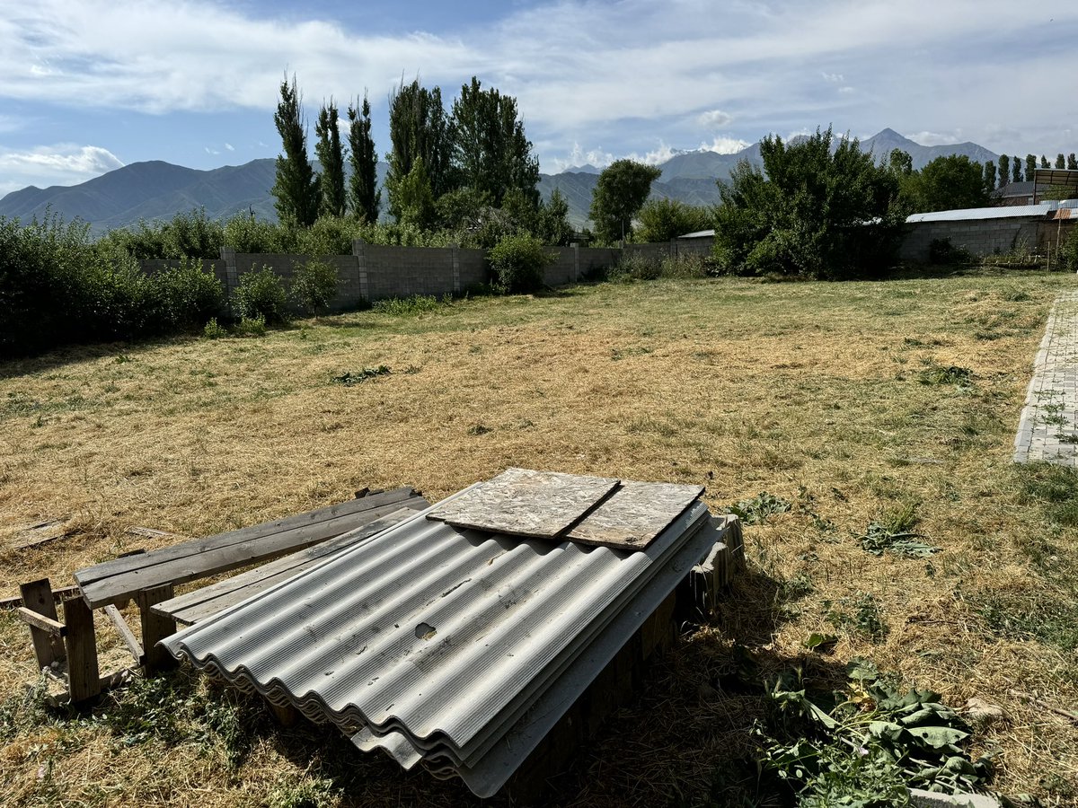 Крипта, акции. 

Купите участок в селе Байтик. За 3 года прирост Х5. Сосед брал за 19000$ в 2021 году, сейчас продает за 100000$ 10 соток. Шикарный вид горы, 15 км от магистрали, отлично подойдет под отель.