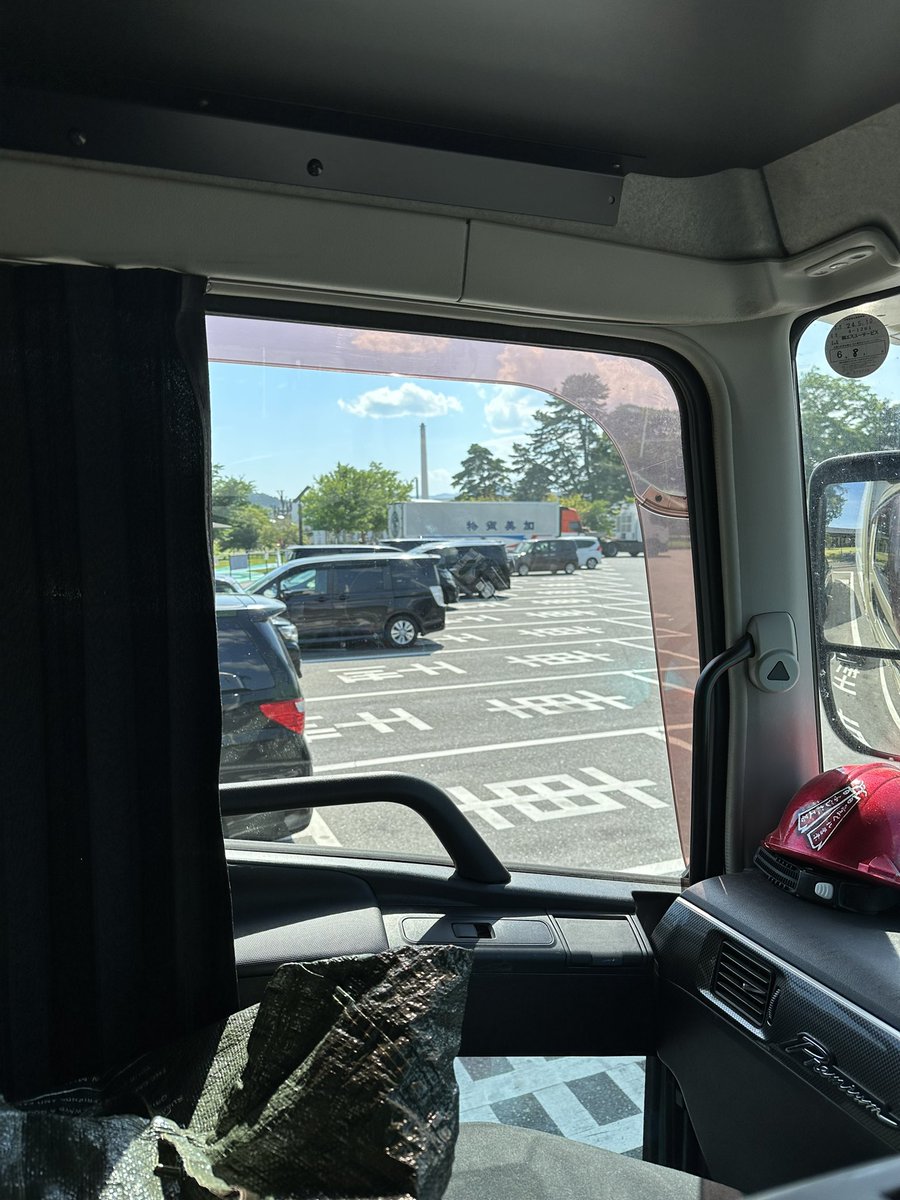 MAX47346147's tweet photo. 乗用車枠いっぱい空いてるのになぜわざわざ大型枠に止める？

運転が下手で枠がデカくないと止めれないって思っておこう（笑） https://t.co/nd7BR2QWZc