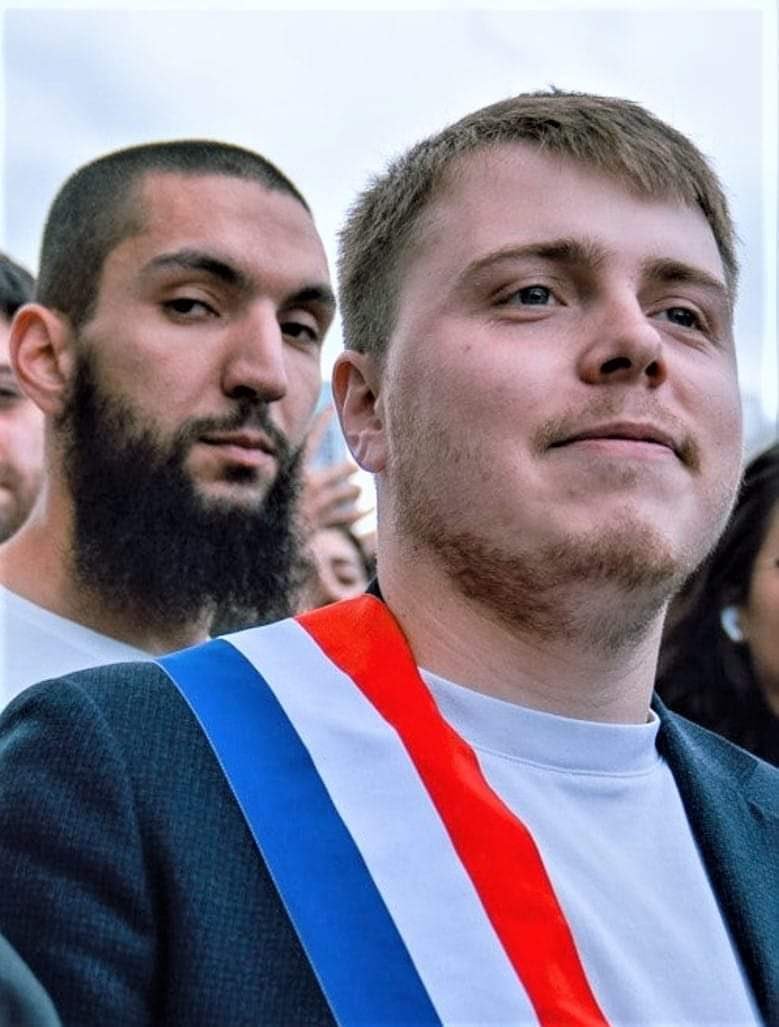 Dosinda961308's tweet photo. DIS  MOI  QUI  SONT  TES  AMIS,  JE  TE  DIRAI  QUI  TU  ES !

Mais qui est donc cet homme que l'on retrouve souvent parmi les membres de LFI dans les cortèges de manifestations ou sur les plateaux de télévision ?

Son nom est Elias d'Imzalène, Eli Yess Zareli de son vrai nom

Fiché S en 2021
Introduit par Ersilia Soudais en Conférence fin janvier 2024 membre d'Urgence Palestine", le réseau pro Hamas

Un exemplaire de Mein Kampf, le livre programme d'Adolf Hitler, a été retrouvé lors d'une perquisition à son domicile par la police.

Ce gentil monsieur a été invité d'honneur par le Parlement européen afin de parler d'islamophobie en France.

Au cours de la conférence, Elias d'Imzalène a estimé que « les lois de 2004 [sur l'interdiction des signes religieux ostentatoires à l'école] de 2010 et de 2015 » constituent « une attaque sur la visibilité des musulmans ».

Source : Marianne

Dans les colonnes de Valeurs-actuelles, on a pu lire que cet activiste appelle clairement à la sécession des musulmans de France.

Voilà ce que près de 28% d'électeurs de la NUPES 2, considère comme un bon citoyen très recommandable.
La libre pensée patriote