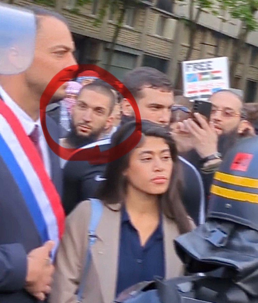 Dosinda961308's tweet photo. DIS  MOI  QUI  SONT  TES  AMIS,  JE  TE  DIRAI  QUI  TU  ES !

Mais qui est donc cet homme que l'on retrouve souvent parmi les membres de LFI dans les cortèges de manifestations ou sur les plateaux de télévision ?

Son nom est Elias d'Imzalène, Eli Yess Zareli de son vrai nom

Fiché S en 2021
Introduit par Ersilia Soudais en Conférence fin janvier 2024 membre d'Urgence Palestine", le réseau pro Hamas

Un exemplaire de Mein Kampf, le livre programme d'Adolf Hitler, a été retrouvé lors d'une perquisition à son domicile par la police.

Ce gentil monsieur a été invité d'honneur par le Parlement européen afin de parler d'islamophobie en France.

Au cours de la conférence, Elias d'Imzalène a estimé que « les lois de 2004 [sur l'interdiction des signes religieux ostentatoires à l'école] de 2010 et de 2015 » constituent « une attaque sur la visibilité des musulmans ».

Source : Marianne

Dans les colonnes de Valeurs-actuelles, on a pu lire que cet activiste appelle clairement à la sécession des musulmans de France.

Voilà ce que près de 28% d'électeurs de la NUPES 2, considère comme un bon citoyen très recommandable.
La libre pensée patriote