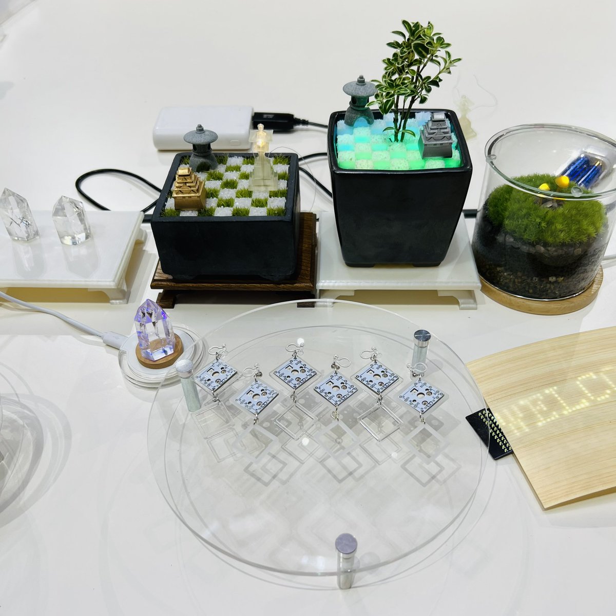 ogomr's tweet image. テックシーカーハッカソンのスポンサー賞で、今年も無限の可能性アクセサリーをプレゼントします。光っている苔盆栽はメンター作品で、PicoRubyが使われています。光る石燈籠も作った

#TechSeeker 
#prk_firmware