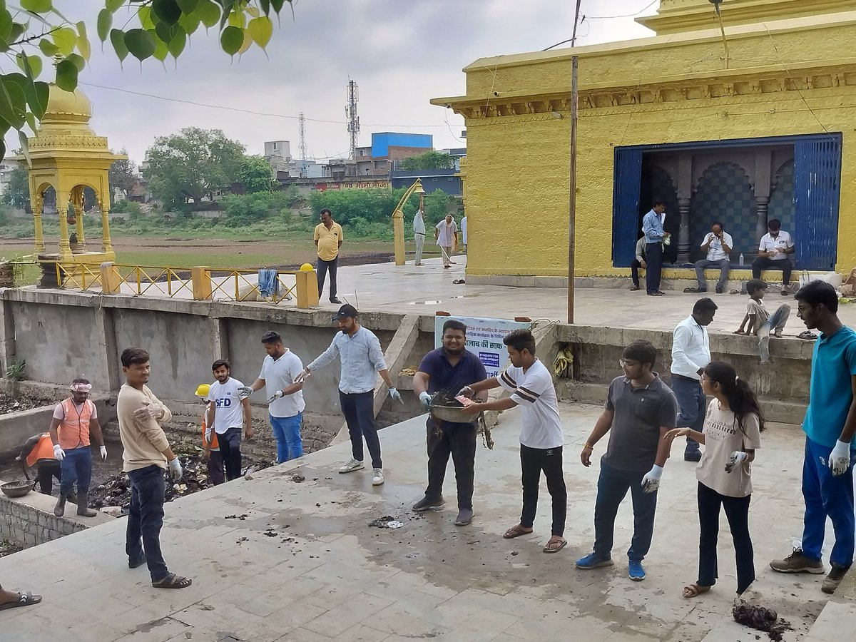 SuryanshuSingh_'s tweet photo. आज विकासार्थ विद्यार्थी, सतना नगर इकाई द्वारा राष्ट्रीय विद्यार्थी दिवस, 9 जुलाई एवं अभाविप के स्थापना दिवस के उपलक्ष्य में साप्ताहिक कार्यक्रम के निमित्त प्रथम दिवस जगतदेव तालाब की साफ-सफाई अभियान चलाकर साप्ताहिक कार्यक्रम का शुभारंभ किया गया।
@ChetasSukhadia
#SFDMK #SFDMKSatna https://t.co/DcMJRZewHZ
