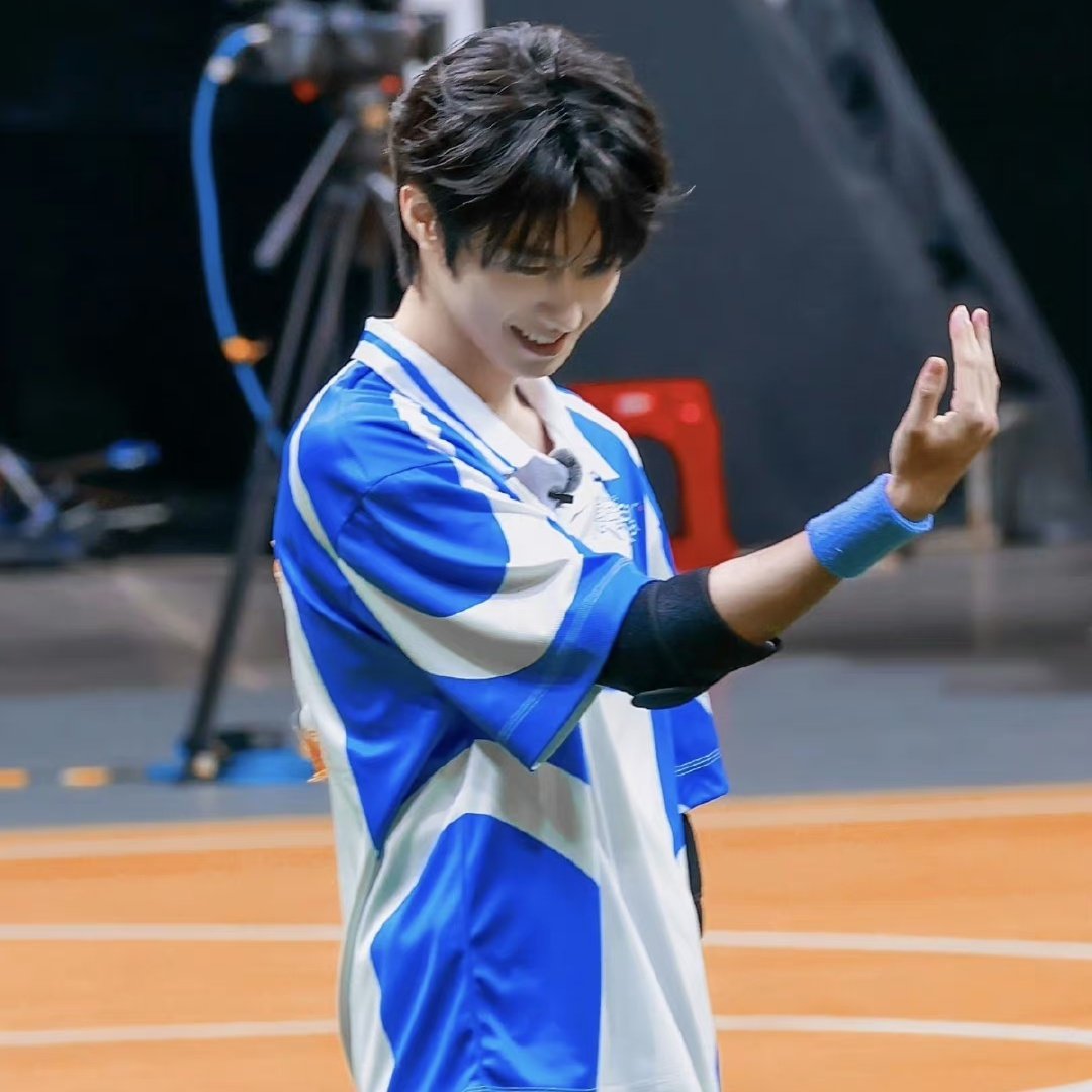berriesxh's tweet photo. I can hear the "来,来" https://t.co/2s7Vffa6K3