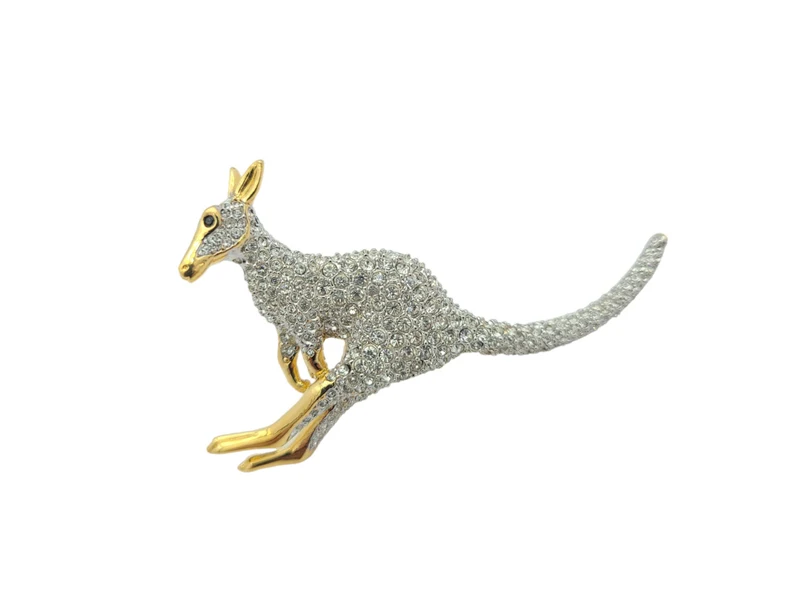 PFTPAntiques's tweet photo. A stunning and rare brooch! #DOrlan #Kangaroopin #22KaratTripleGoldPlated #SwarovskiCrystals #SignedBrooch #RarePin #CollectibleJewelry #AustralianAnimals
https://t.co/BFm7wZTb83 https://t.co/wtht80qUWJ