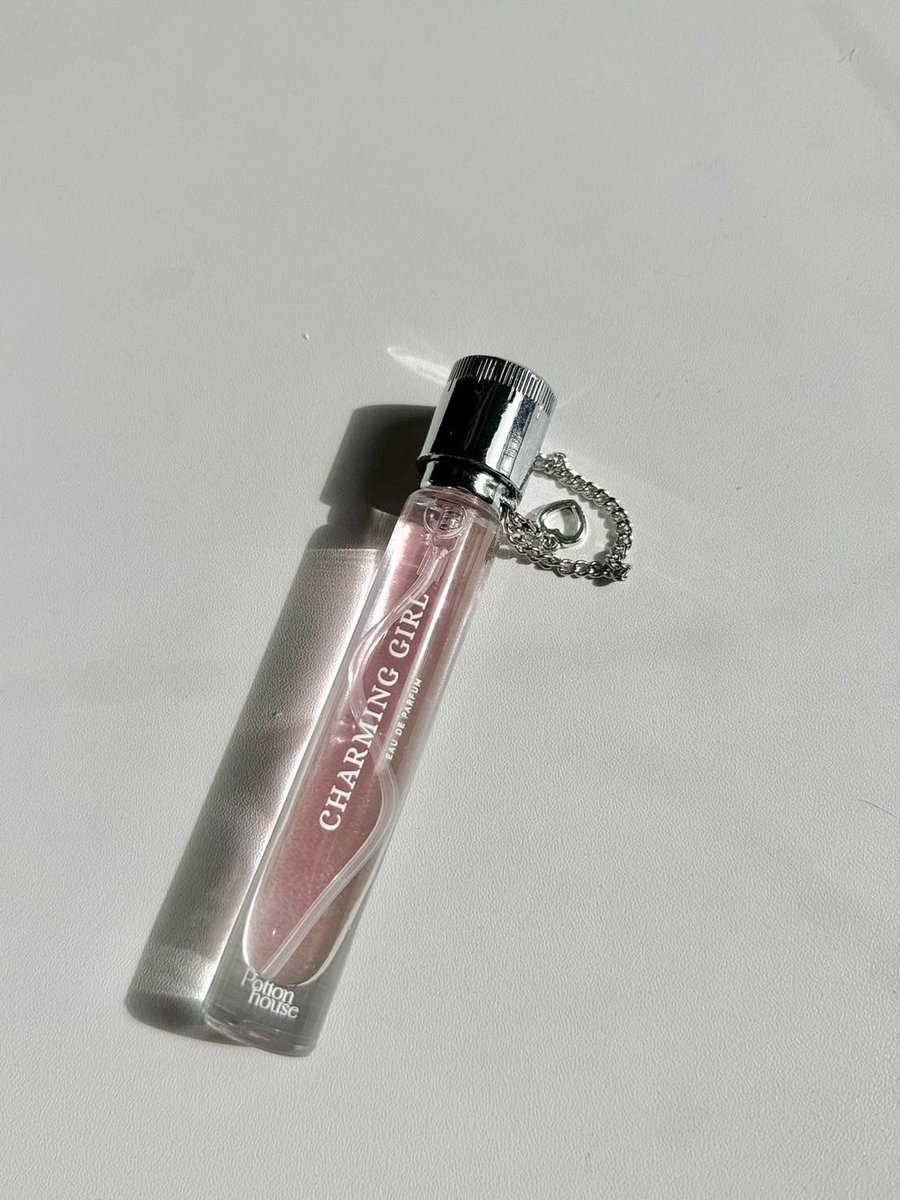 กลิ่นนี้คือถูกต้อง หอมฟีลลูกคุณหนู ติดแกลมเบาๆ ผิวพรรณสะอาด ตัวหอมแบบบ ห๊อมมมมม ถ้านึกไม่ออกคือเป็นแนว Miss Dior blooming bouquet เลย ใช้ทีไรเพื่อนทักตลอด แล้วแพคเกจจึ้งมาก ราคาน่ารักแบบนศ.จะมีกี่ขวดก็ได้