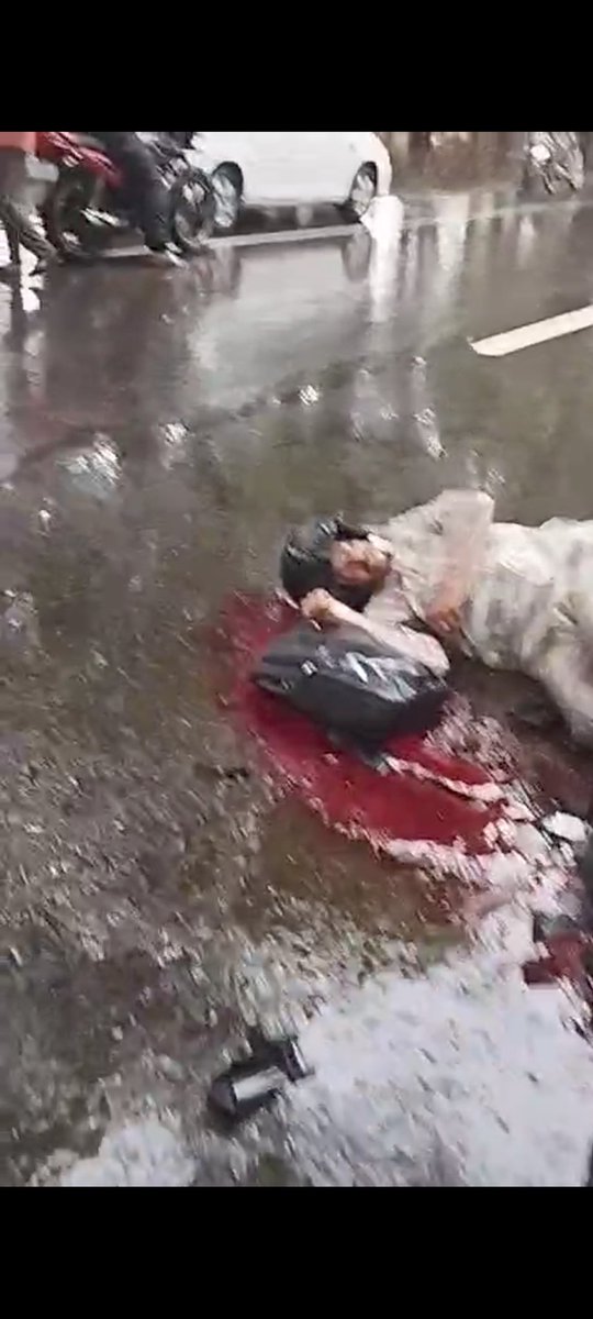 भारी बारिश, जलभराव और पानी, 
खराब रास्तों से समय पर पहुचने में परेशानी, 
ऑनलाइन हाजिरी, अफसरों की मनमानी,
शिक्षकों को पड़ रही जान भी गंवानी।

सरकार को शिक्षकों की पीड़ा को समझकर हल निकालना चाहिए
<a href="/myogiadityanath/">Yogi Adityanath</a> 
#boycottऑनलाइनहाज़िरी
#BasicEducation
#UpBasicSchool