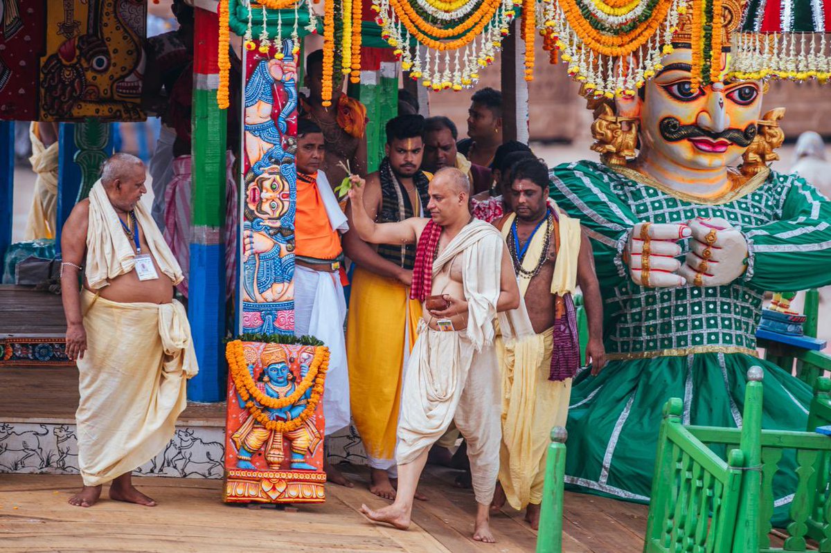 JagannathaDhaam's tweet photo. ପବିତ୍ର ରଥଯାତ୍ରା ନିମନ୍ତେ ପରମ୍ପରା ଅନୁଯାୟୀ ତିନି ନବ ନିର୍ମିତ ରଥର ପ୍ରତିଷ୍ଠା ପୂଜା ସମ୍ପନ୍ନ ହୋଇଛି । 

#RathaYatra2024 #JaiJagannatha https://t.co/2SJasIwbXH