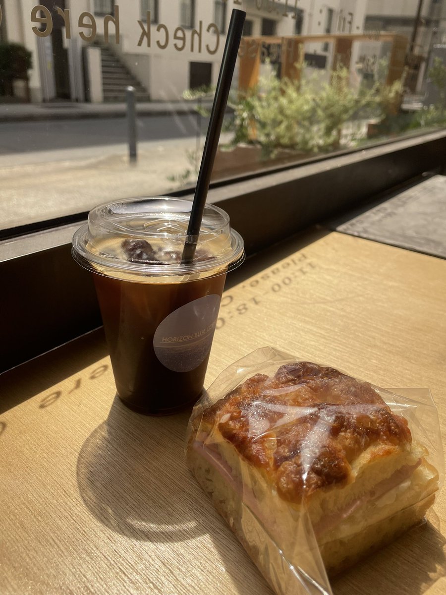 kiiiccco's tweet photo. 本は港のときに教えてもらったパンとコーヒーと本のマルシェ🥐
暑いけど遊びに行ってよかった！フォカッチャサンド、ボリュームあって美味しかった https://t.co/gnVvcjpx1r