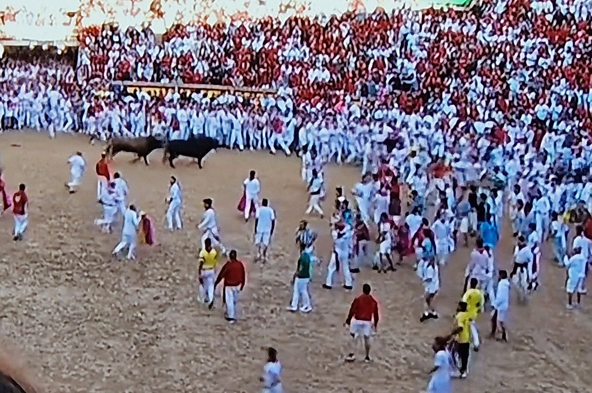Los del burladero ya pueden agradecer la nobleza de los toros de hoy. #Encierro1RTVE