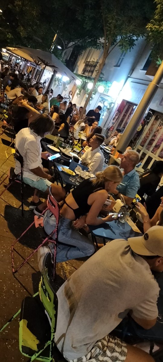 VeinsBarri's tweet image. D’això en diuen un Eix Cívic, quan en realitat és tot el contrari. Al carrer Fàbrica no s’hi pot viure, no s’hi pot caminar, no s’hi pot seure a un banc públic, només és un gran menjador a l’aire lliure per turistes. #Desastre #CanviemElRumb