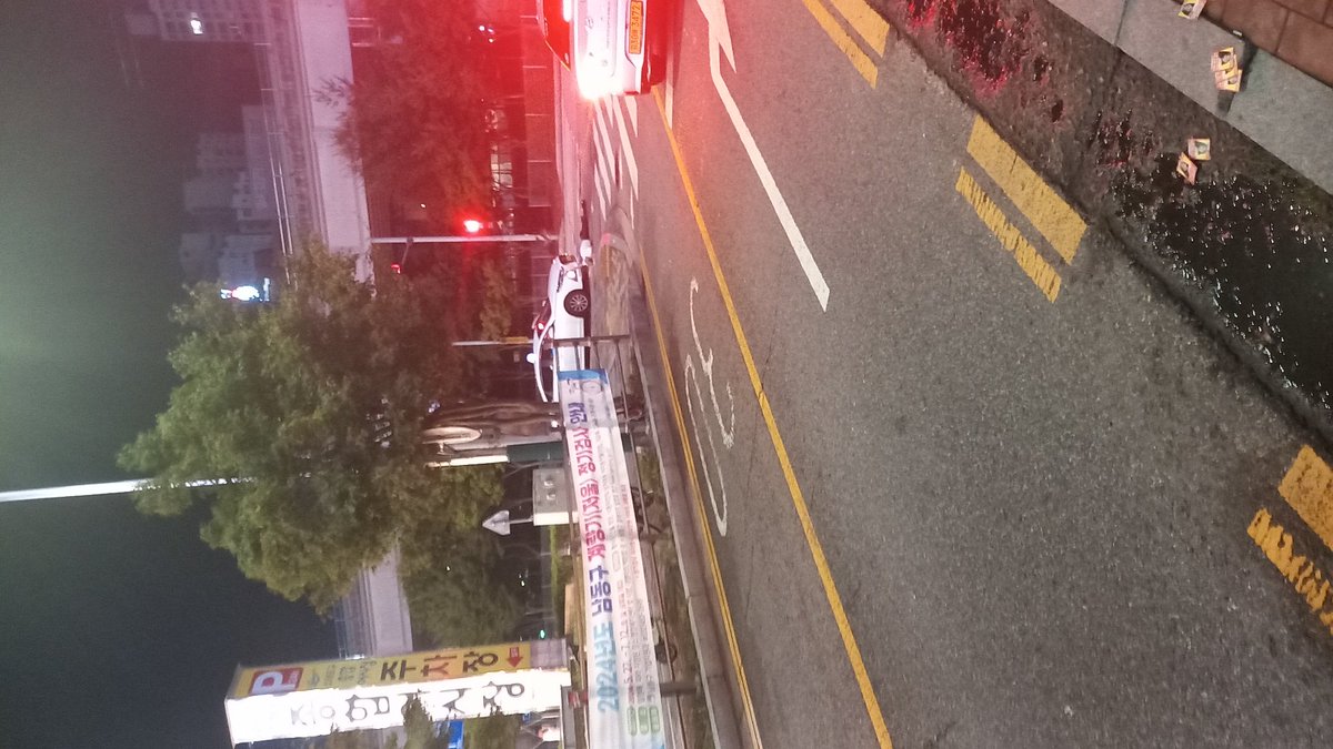 오늘 새벽 소래포구..
오랜만에 길게 술먹고 집에가려는데...

사고 아님.. 만취한 아저씨가 피곤 하시어
그냥 누우심.... 차 운전자 황당..
술 먹고  멍멍이는  되지 말아야지