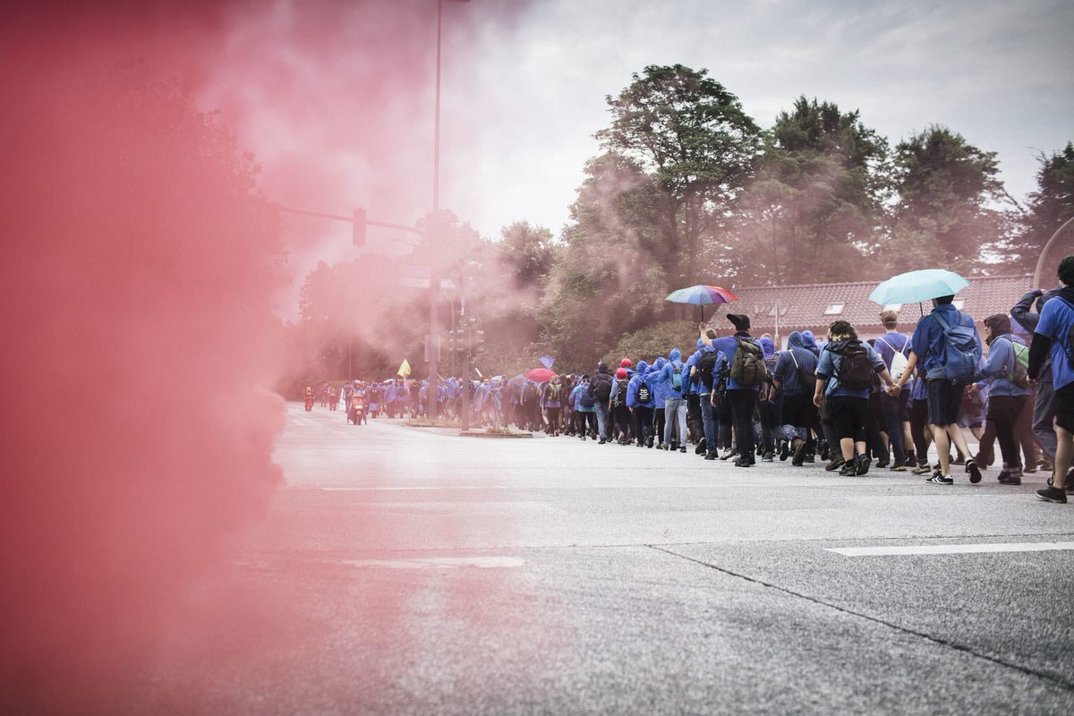 BlockG20's tweet photo. Vor 7 Jahren legten wir mit #BlockG20 die Hamburger Innenstadt lahm. Mit farbigen Fingern zogen wir von verschiedenen Orten auf die Zufahrtswege zum #NoG20-Gipfel. Einer der Finger wurde von der Polizei brutal im #Rondenbarg gestoppt, es gab viele schwerverletzte Demonstranten. https://t.co/jpHT3y3fCy