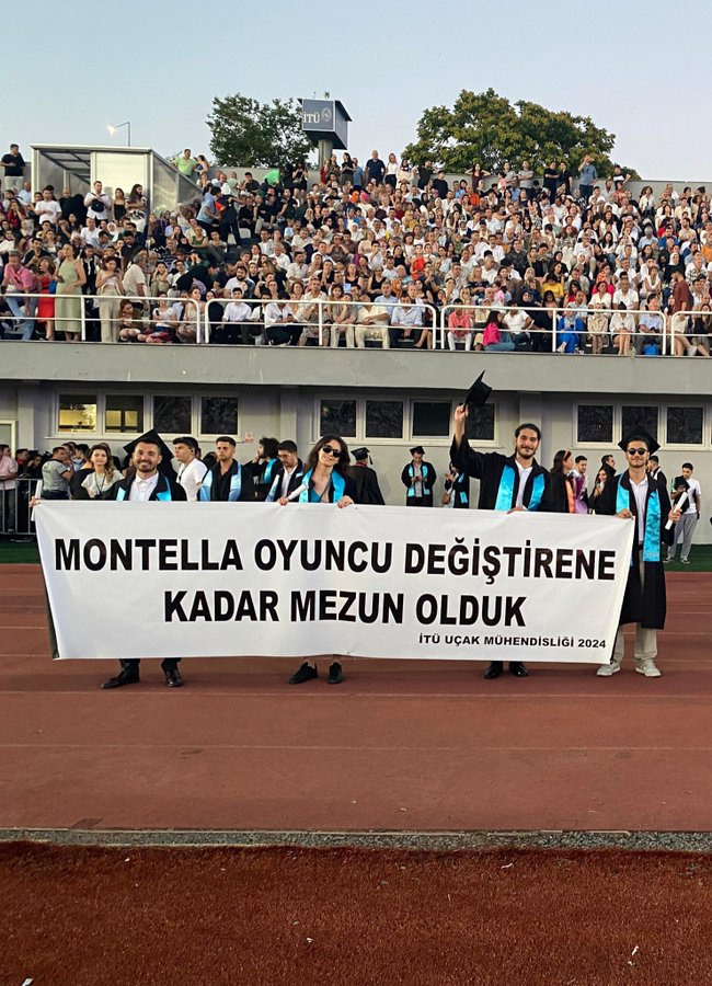 aykiri's tweet photo. İTÜ öğrencilerinin mezuniyet töreninde hazırladığı pankart:  

"Montella oyuncu değiştirene kadar mezun olduk." https://t.co/piWsD73lra