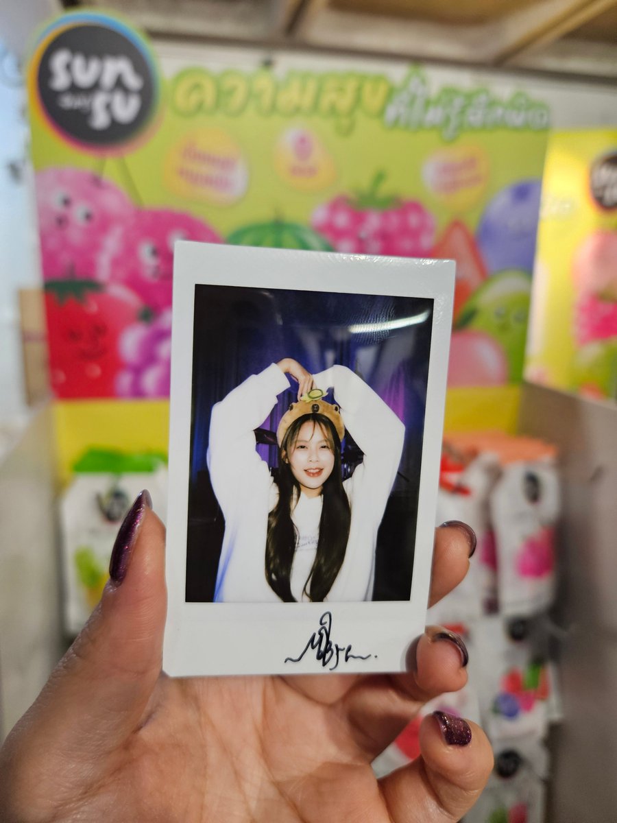 มาเล่นกิจกรรมจุ่มลุ้นรับโพลารอยด์พร้อมลายเซ็นต์ได้ที่บูธ Sunsu นะคะ

#MOBYE 
#MOBYE_DebutDay