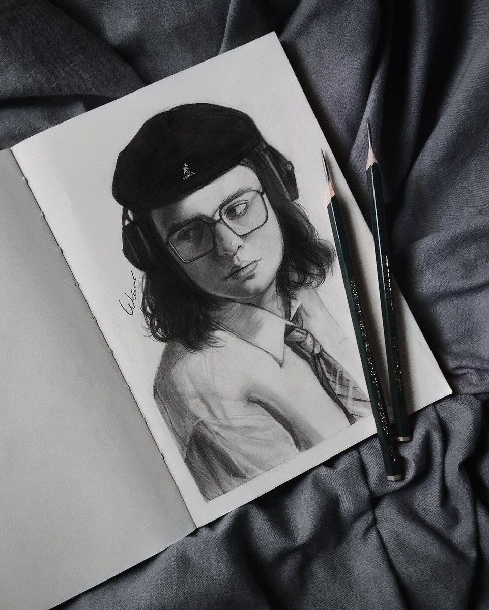 weiisblana's tweet photo. Холодні руки малюють того, хто пісню грав... 💔
#sadsvit #art #украрт #портрет https://t.co/GxCjWoW2GS
