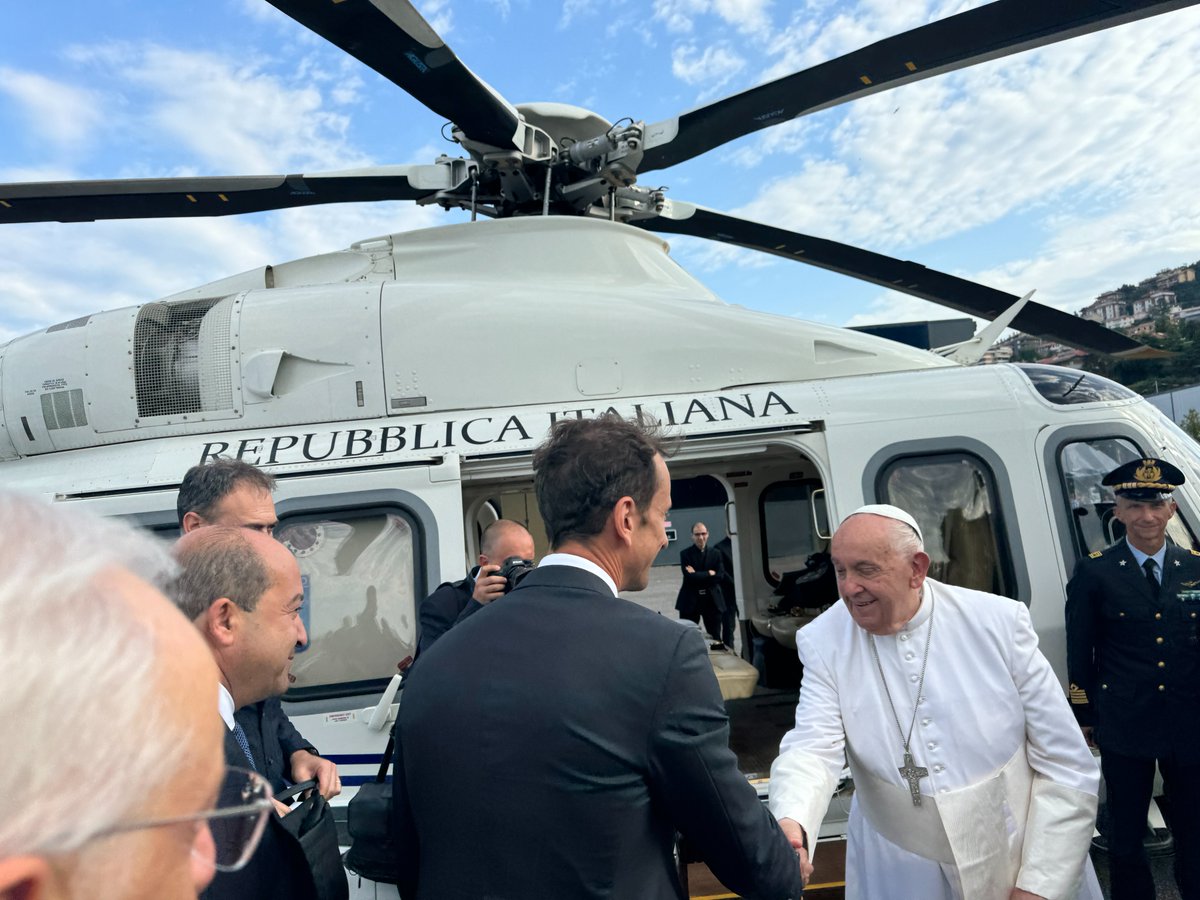 regioneFVGit's tweet photo. #EventiFVG
Il governatore del #FriuliVeneziaGiulia @M_Fedriga ha accolto il Santo Padre oggi a #Trieste in occasione della 50esima Settimana Sociale dei Cattolici in Italia. https://t.co/gf3fZ7pmlT