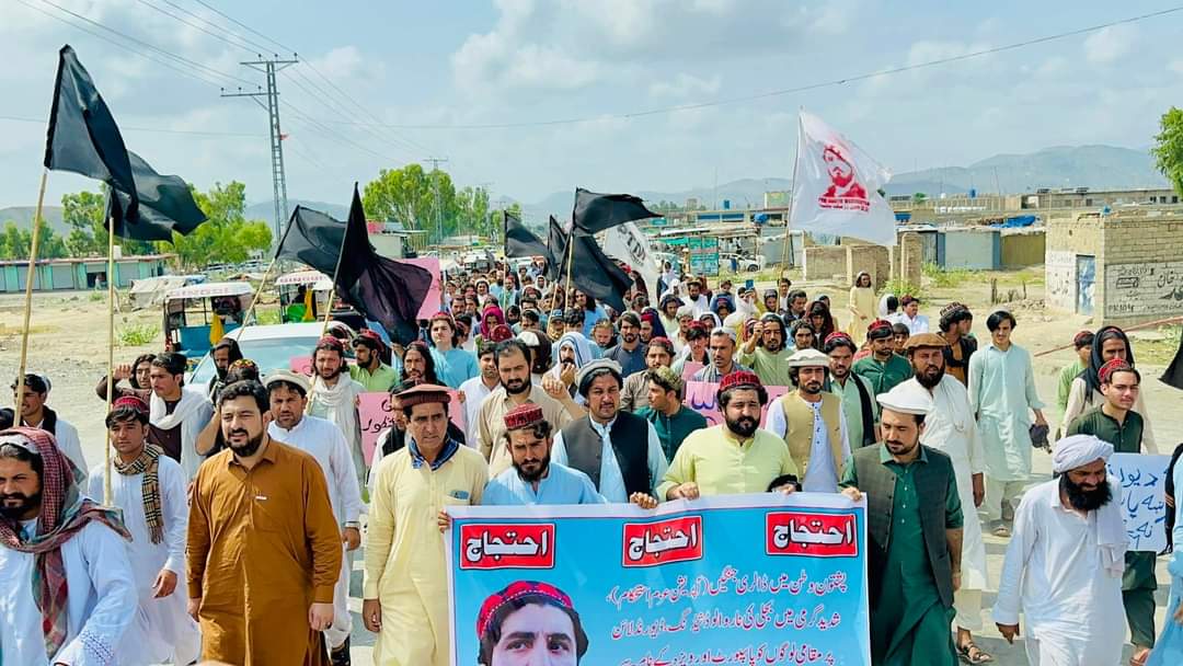 NematNangyall's tweet photo. نن ورځ پې ټې اېم له لورې مېرانشاه کېنټ مخې تا د اپرېشن خلاف ټارګټ کېلنګ خلاف او د روانې بدامنٸ خلاف پراخ اختېجاجې لارېون تر سره شو 
ځاېى ولسونه نور ډالرې جنګونه نه منې  
#NoMoreOperationAccepted https://t.co/hWqWazqfKh
