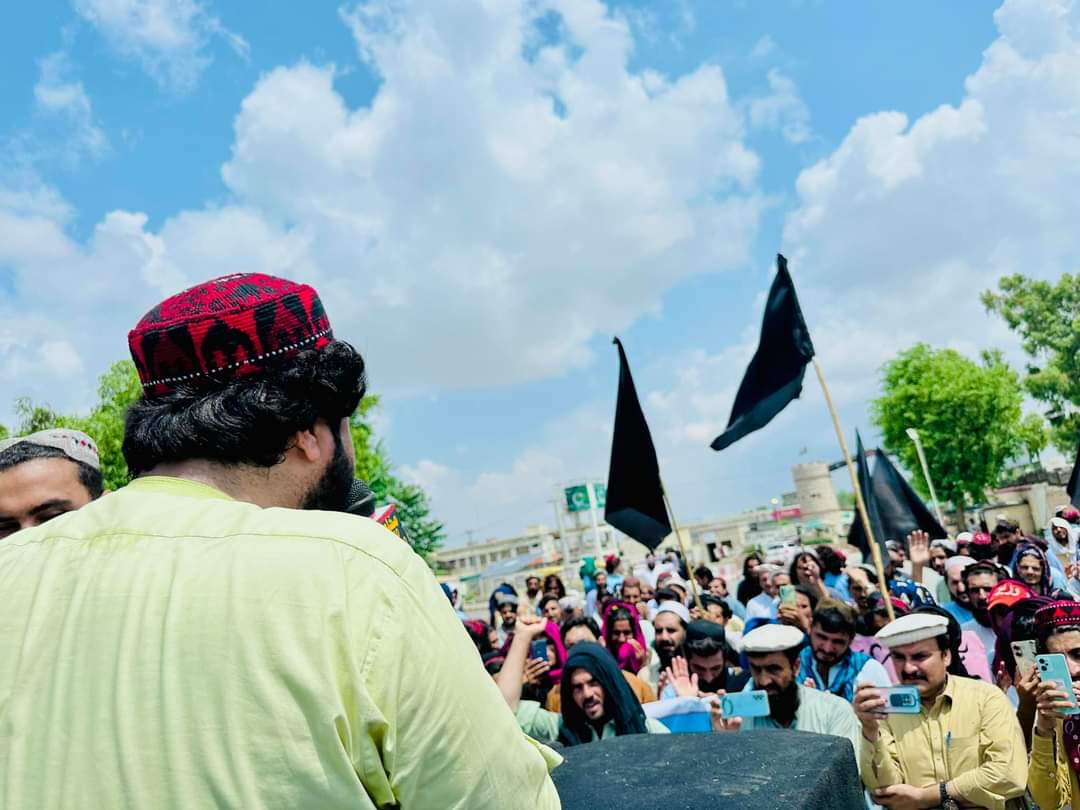 NematNangyall's tweet photo. نن ورځ پې ټې اېم له لورې مېرانشاه کېنټ مخې تا د اپرېشن خلاف ټارګټ کېلنګ خلاف او د روانې بدامنٸ خلاف پراخ اختېجاجې لارېون تر سره شو 
ځاېى ولسونه نور ډالرې جنګونه نه منې  
#NoMoreOperationAccepted https://t.co/hWqWazqfKh