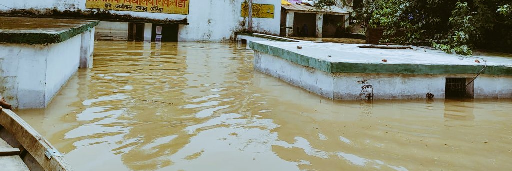 MrsPoonamYadav's tweet photo. रास्ते क्रिटिकल, हाजिरी डिजिटल। 
हम शिक्षक वैसे तो टाईम पर स्कूल पहुंच जाते हैं।लेकिन कभी क्रॉसिंग बंद, जाम, रूट डायवर्सन, कावड़ियों की भीड़,बारिश,आंधी इन सब वजहों से जब हम कभी लेट होते हैं तो इसमें हमारा क्या दोष है?
#boycottऑनलाइनहाज़िरी https://t.co/sKTWpVklxl