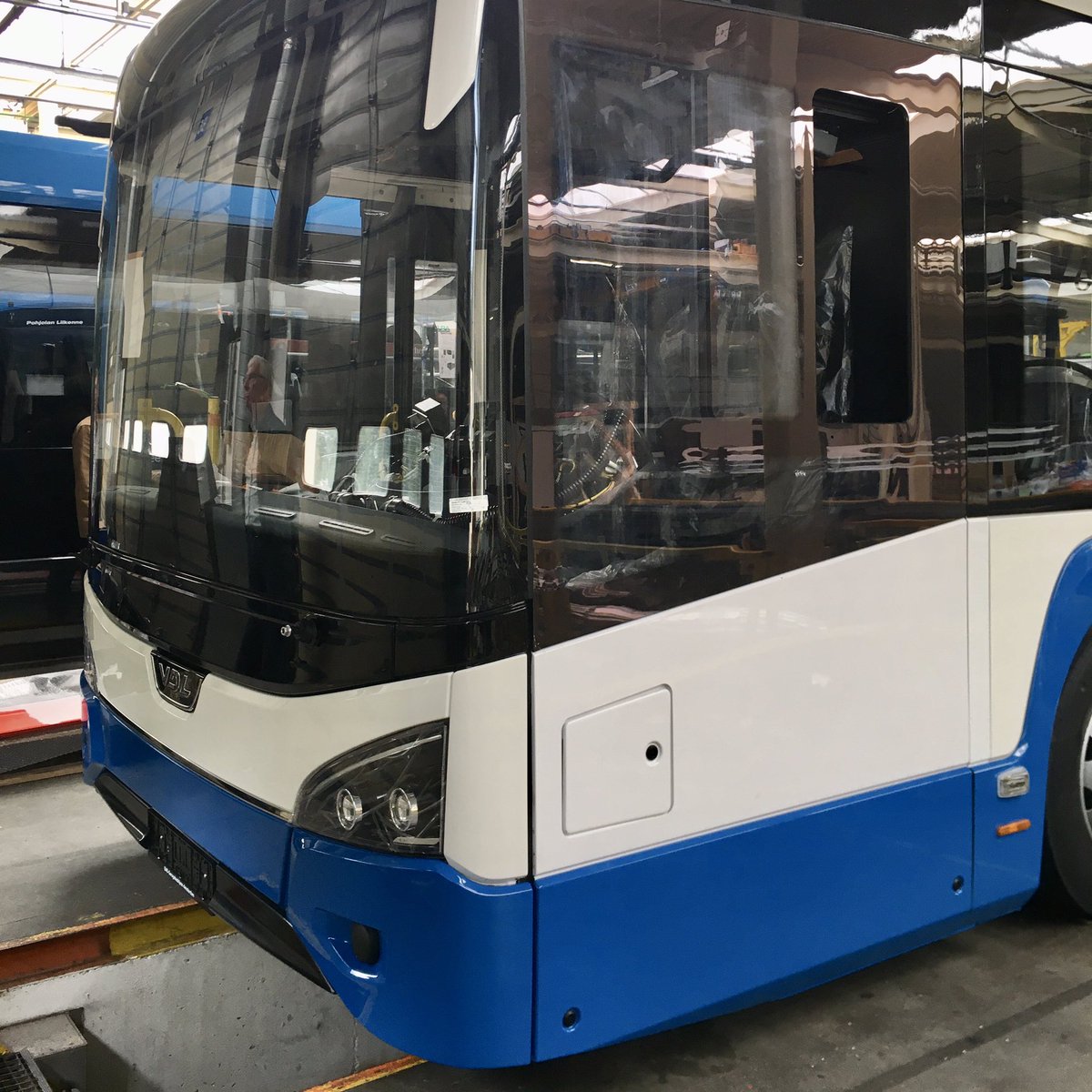 ArthurStaal020's tweet photo. Preview van Amsterdams eerste elektrische bus van de nieuwe Citea-generatie. Met dank aan VDL Valkenswaard voor de plezierige ontvangst. https://t.co/yrtQuOm7WB