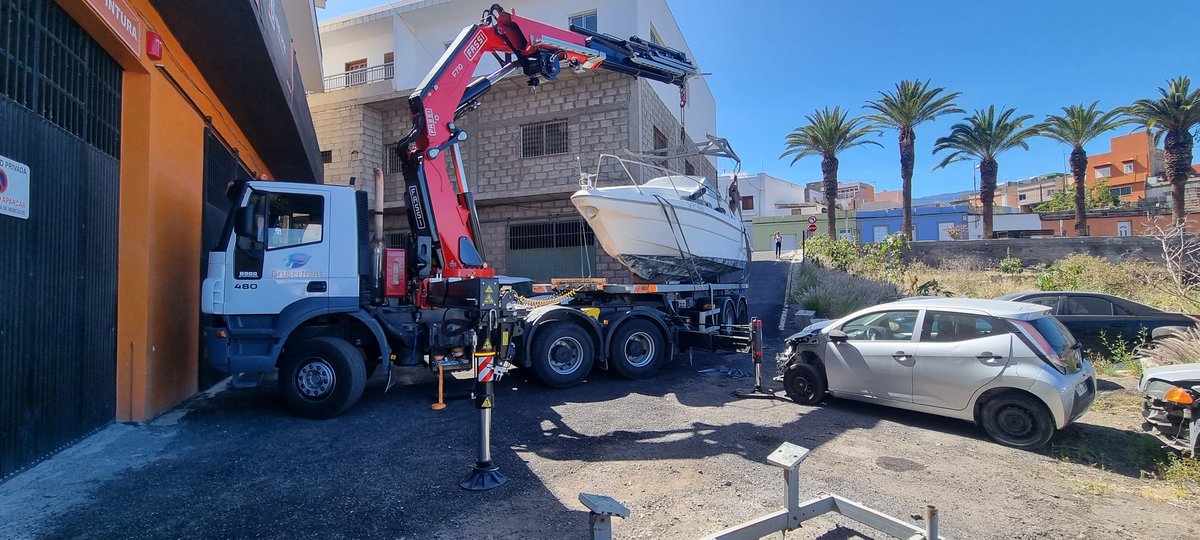 Grusertrans's tweet photo. #Transportedebarco con #camiongrúa cargado y descargando. #transportesnauticos #transportes #gruas #camiones #gondolas #tanquetas #jib #separadordeizado #Grusertrans #Tanerife #Canarias https://t.co/yiVISljwZ3