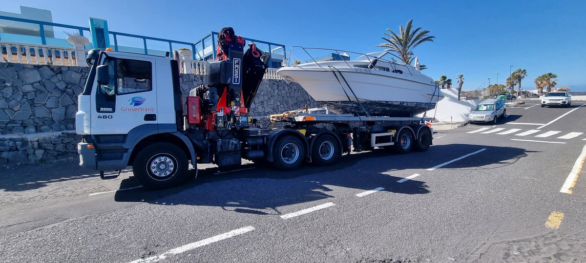 Grusertrans's tweet photo. #Transportedebarco con #camiongrúa cargado y descargando. #transportesnauticos #transportes #gruas #camiones #gondolas #tanquetas #jib #separadordeizado #Grusertrans #Tanerife #Canarias https://t.co/yiVISljwZ3