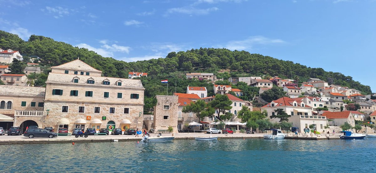 Alpenweerman's tweet image. Veerboot van #Split naar eiland #Brač -&amp;gt; #Supetar -&amp;gt;  #Pucisca Graadje of 28, komende dagen oplopend 36-38°C 📷 MEyer