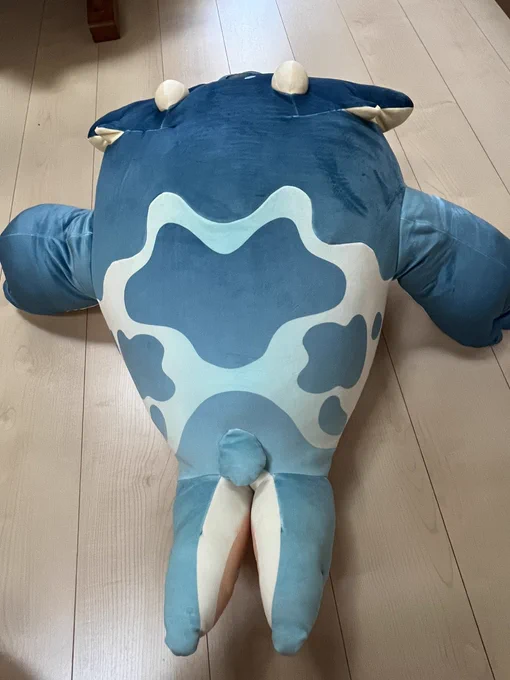 暑さで死にかけながらお持ち帰りしてきました……クソデカアザラシさんです。思ってた倍ほどおっきぃふわっふわもっちもちお腹の上に乗せるとズシッと来る重み…ギュッとすると上半身全部がふわふわもちもちの感触に……