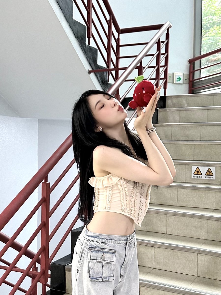 official_LCY's tweet photo. [#CHAEYEON_pic📸] 24.07.07 인기가요

채연이와 함께 하는 곳이라면 오늘도 맑음 ☀️
인기가요를 마지막으로 채연이와 채리쉬🍒 1주차 call 수신 완료📞

#이채연 #LEECHAEYEON
#DON_T #SHOWDOWN https://t.co/Pcy3u881BF