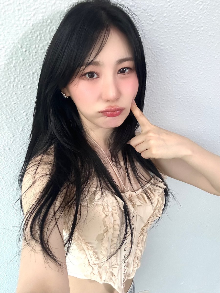 official_LCY's tweet photo. [#CHAEYEON_pic📸] 24.07.07 인기가요

채연이와 함께 하는 곳이라면 오늘도 맑음 ☀️
인기가요를 마지막으로 채연이와 채리쉬🍒 1주차 call 수신 완료📞

#이채연 #LEECHAEYEON
#DON_T #SHOWDOWN https://t.co/Pcy3u881BF