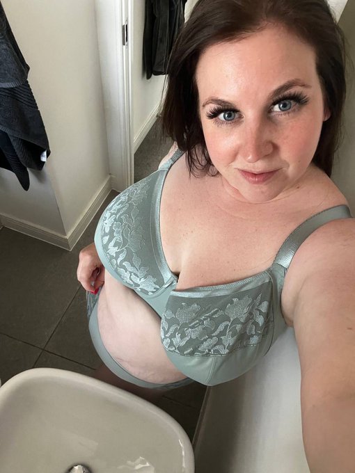 Which selfie do you prefer? Mirror or regular? https://t.co/YQ2ExvNWVy