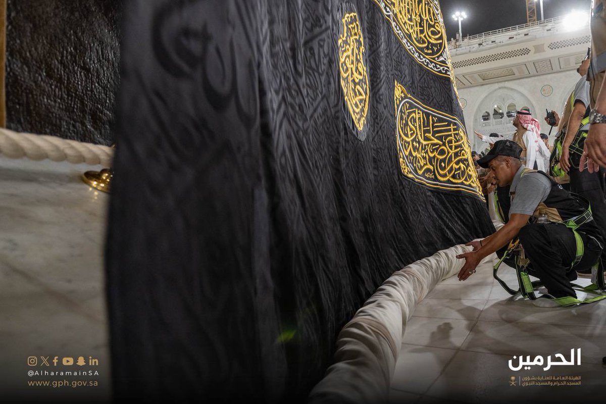 insharifain's tweet photo. Stills from the Kiswah replacement ceremony held early this morning https://t.co/aMDRBMzDOz