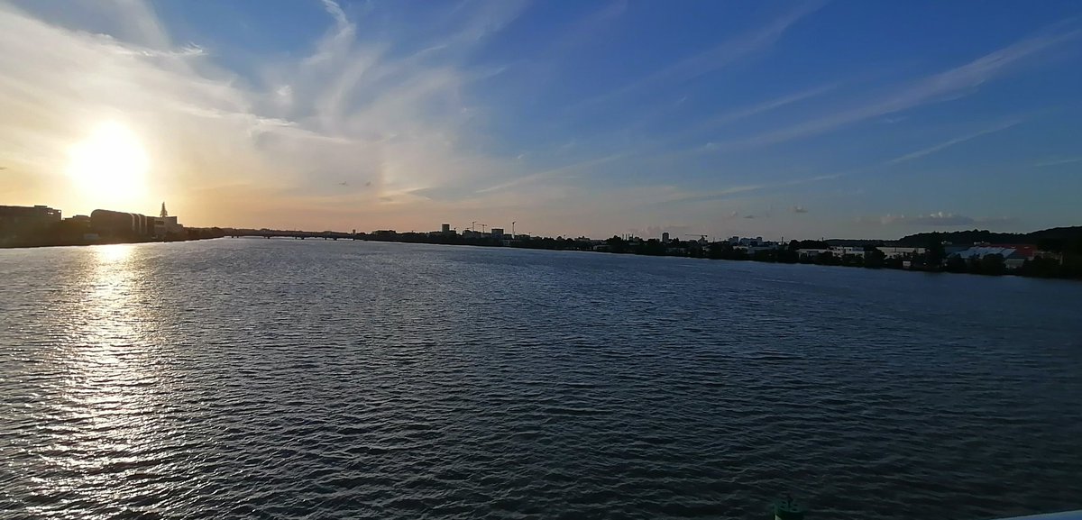 Yannick_Lavesk's tweet photo. Inauguration du pont Simone Veil à #Bordeaux, une très belle soirée sur le fleuve et la tête dans les étoiles avec Deus Ex Machina. Merci @BxMetro pour ce moment de partage entre les 2 rives. https://t.co/lffXdC9jhY