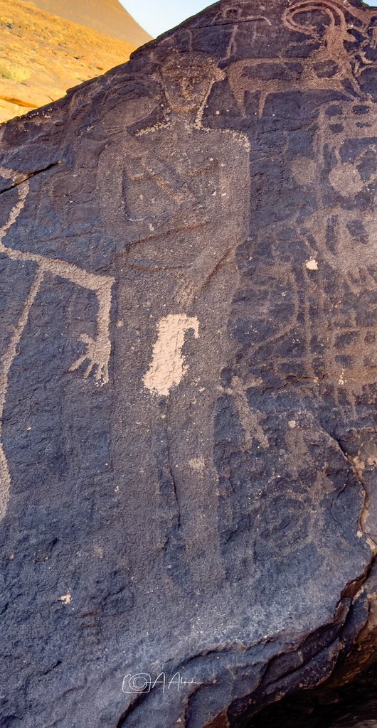 جنوب #تبوك وفي وسط حرّة شديد الوعوره
وصلت عند هذا النقش المذُهل لامراة تحمل فأس

هذا النقش اكتشفه الاستاذ محفوظ البلوي