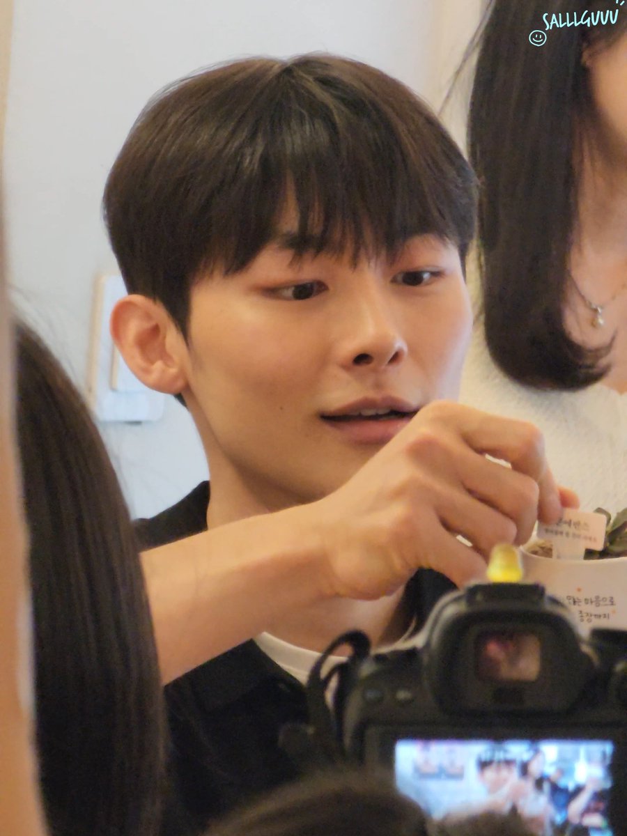 salllguuu's tweet photo. 240707 #이승규
🌿🌿🌿
팬선물로 화분준비해온 승규ㅠㅠㅠ https://t.co/t9qYEk4POX