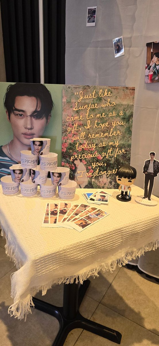 ahjussi_chan's tweet photo. 𝙋.𝙎: 기다릴께 (𝙒𝙚'𝙡𝙡 𝙬𝙖𝙞𝙩 𝙛𝙤𝙧 𝙮𝙤𝙪)
A Post-Summer Letter Mini Celebration for PH Tong tongs &amp; #변우석 #byeonwooseok

We are here! Program starts at 3:30 PM! 💙 #WeWillWaitForWoo https://t.co/NdWUY3ec6y