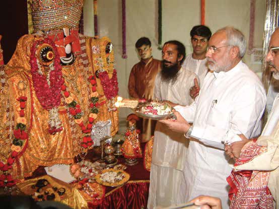 modiarchive's tweet image. In 1985-86, in an attempt to appease their voter base, the incumbent Congress government in Gujarat imposed a ban on the 101st #JagannathRathYatra. Bans and curfews during the Jagannath Rath Yatra were common under Congress rule.

However, a determined young man refused to accept…