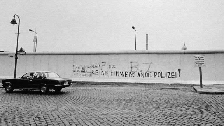 7. Juli 1976: Aus dem Frauenknast Lehrter Str. in Berlin gelingt vier Frauen aus Bew. 2. Juni + RAF auszubrechen. Sie konnten mit Nachschlüssel ihre Zellen verlassen, zwei Wärterinnen überwältigen + sich an Bettlaken abseilen. 
SoOderSo: #FreeThemAll