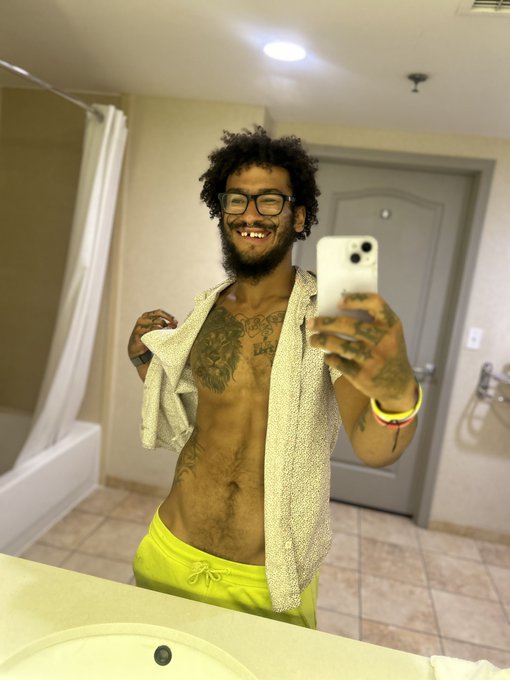 The hotel for this orgy had great lighting! And my mustache was on point! https://t.co/5AyzzYDFUQ