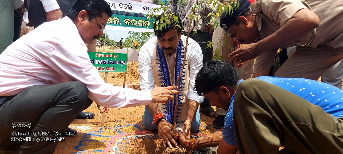 Bhatli_AC's tweet photo. #Tarajunga
#BhatliBlock #BhatliConstituency
ଆଜି ଭଟଲି ବିଧାନସଭା ଅନ୍ତର୍ଗତ ଭଟଲି ବ୍ଲକର ତରାଜୁଙ୍ଗା ଠାରେ ବନ ବିଭାଗ ପକ୍ଷରୁ ୭୫ ତମ ବନ ମହୋତ୍ସବ ସପ୍ତାହ ଉପଲକ୍ଷେ ସଚେତନତା ଓ ବୃକ୍ଷ ରୋପଣ କାର୍ଯ୍ୟକ୍ରମରେ ଭଟଲି ବିଧାୟକ ଇରାସିସ୍ ଆଚାର୍ଯ୍ୟ ଯୋଗଦାନ କରି ବୃକ୍ଷ ରୋପଣ କଲେ l
@BJP4Odisha @BJYMOdisha https://t.co/yyNaaCMliZ