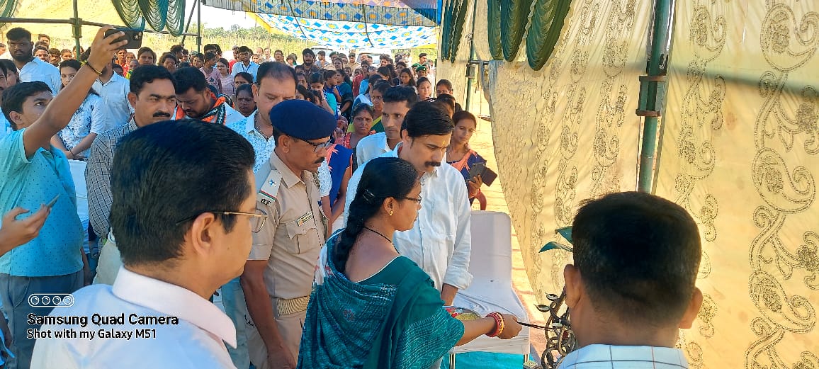 Bhatli_AC's tweet photo. #Tarajunga
#BhatliBlock #BhatliConstituency
ଆଜି ଭଟଲି ବିଧାନସଭା ଅନ୍ତର୍ଗତ ଭଟଲି ବ୍ଲକର ତରାଜୁଙ୍ଗା ଠାରେ ବନ ବିଭାଗ ପକ୍ଷରୁ ୭୫ ତମ ବନ ମହୋତ୍ସବ ସପ୍ତାହ ଉପଲକ୍ଷେ ସଚେତନତା ଓ ବୃକ୍ଷ ରୋପଣ କାର୍ଯ୍ୟକ୍ରମରେ ଭଟଲି ବିଧାୟକ ଇରାସିସ୍ ଆଚାର୍ଯ୍ୟ ଯୋଗଦାନ କରି ବୃକ୍ଷ ରୋପଣ କଲେ l
@BJP4Odisha @BJYMOdisha https://t.co/yyNaaCMliZ