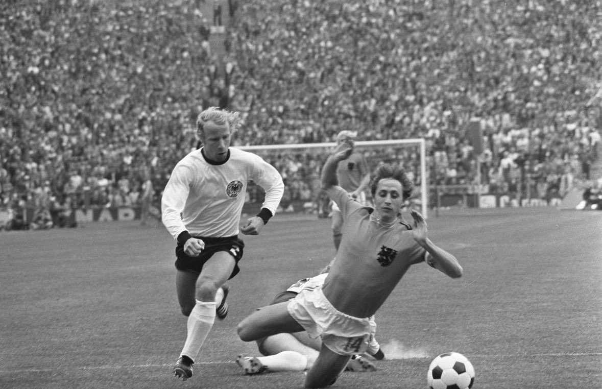 Voetballegends1's tweet photo. Vandaag 50 jaar geleden verloor Oranje de finale van het WK'74 met 2-1 van West-Duitsland. Nadat Johan Cruijff ten val werd gebracht (foto Nationaal Archief), bracht Johan Neeskens uit een strafschop Oranje nog wel op een 1-0 voorsprong.#wk74 #cruyfflegacy #cruijff #onsoranje https://t.co/OjkWDsyQ4N