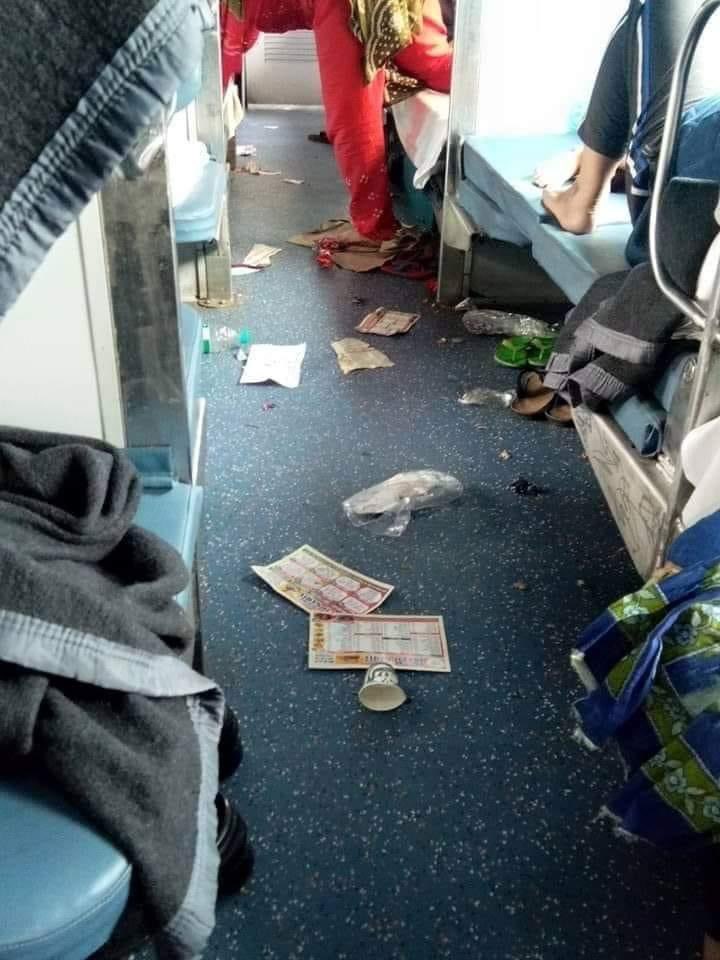 रेलवे का AC कोच, ये पढ़े लिखे लोग देश को विश्वगुरु बनाएंगे विचार करें......?

क्या सब कुछ सरकार ही करेगा... हम मे इंसानियत ख़त्म हो गया......!!