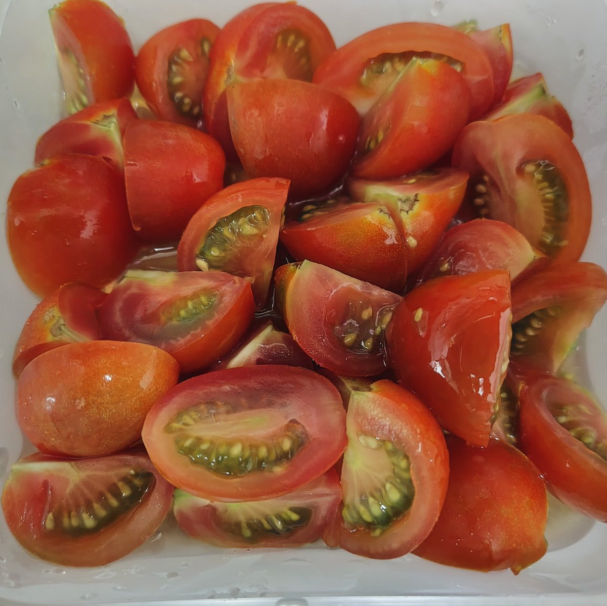 実家で取れた野菜など沢山貰ったので、蜂蜜酢にミニトマト漬けたらウマー😆
ちょっと青臭かった🍅だったけど臭みも取れて箸が止まらない🤩
既に暑さで1キロ痩せた今年。暑くても食べやすいレシピを探す毎日だわん😵‍💫