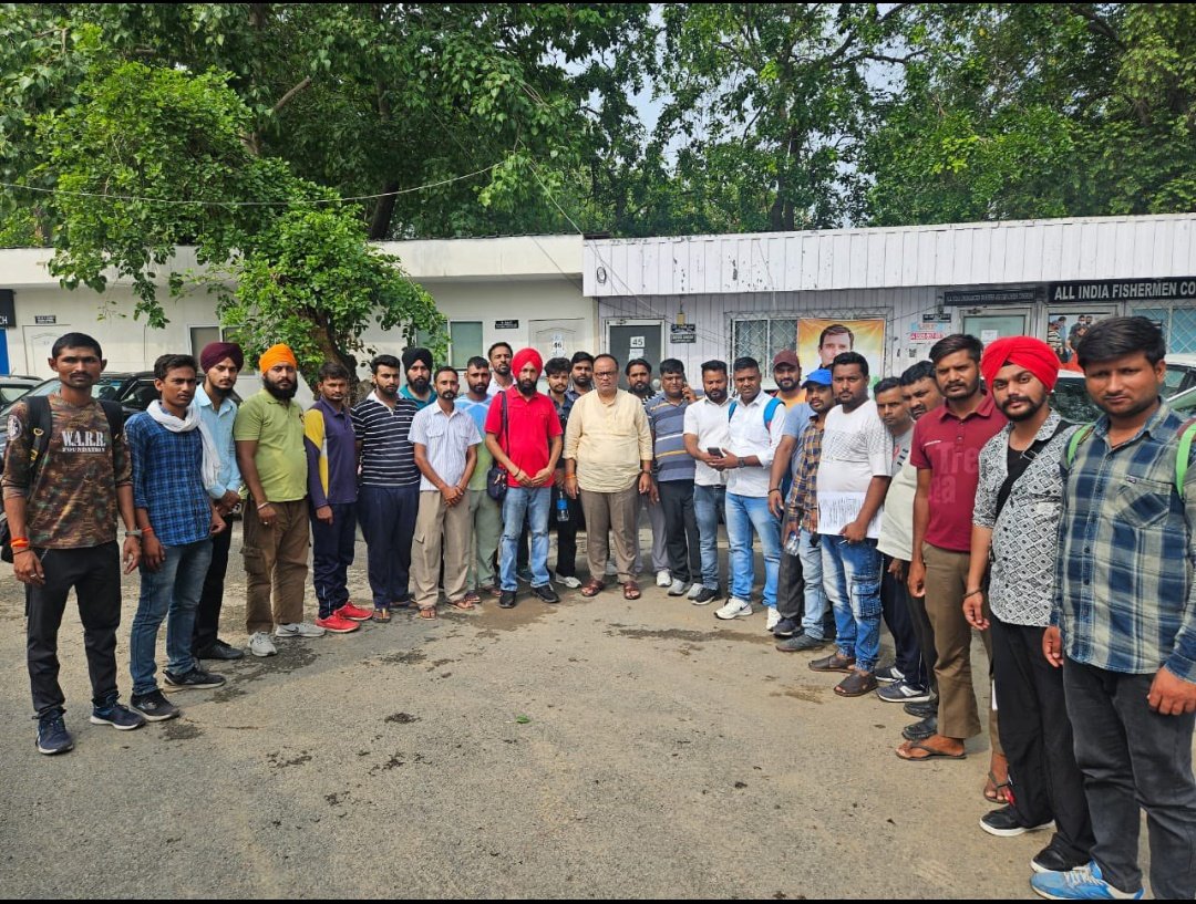 shivam99kp's tweet photo. #RailwayCCAA_KoJobDo
कई महीनों से रेल अप्रेंटिस के बेरोज़गार युवक , युवतियाँ सड़क से ले कर सोशल मिडिया पर प्रदर्शन कर रहे है!इनकी मुख्य माँग ये है कि रेलअप्रेंटिस को #Direct_Appointment Substitute के तहत नौकरी मिलनी ही चाहिए@AshwiniVaishnaw @narendramodi @Jduonline @RahulGandhi https://t.co/sv5Dw3ph1w
